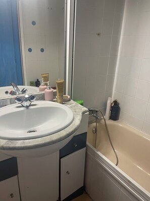 Hiustenkuivaaja, pyyhkeet, saippua, vessapaperi