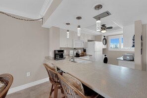 ثلاجة، ميكروويف، فرن، موقد طهي مسطح