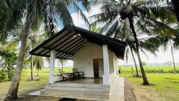 ห้องดีลักซ์ดับเบิล, ลานระเบียง, วิวสวน | ด้านหน้าที่พัก