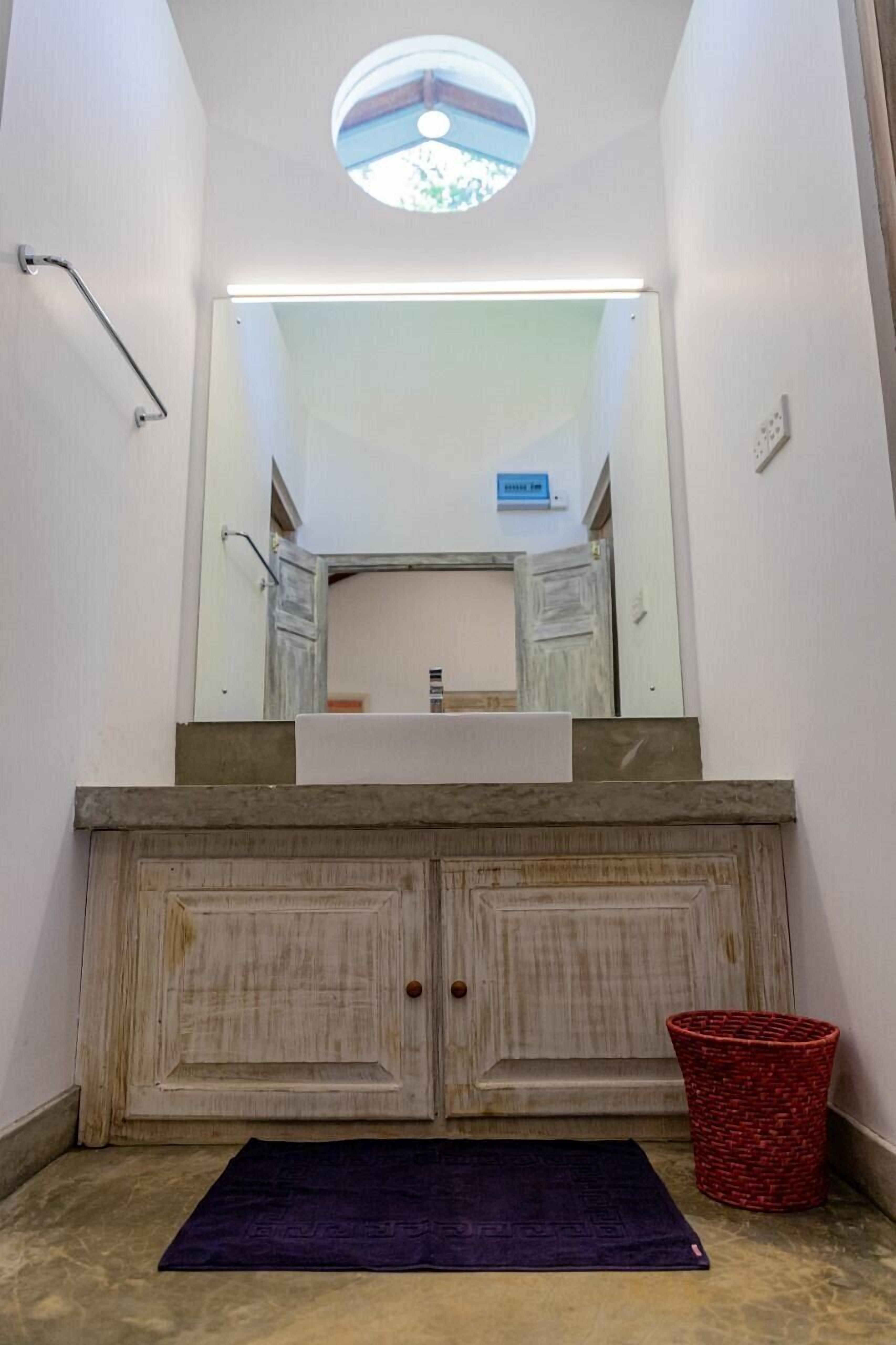 Deluxe Double Room, Patio, Garden View | Bathroom | Shower, free toiletries, soap, shampoo