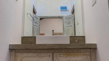 ห้องดีลักซ์ดับเบิล, ลานระเบียง, วิวสวน | ห้องน้ำ | ฝักบัว, ของใช้ในห้องน้ำฟรี, สบู่, ยาสระผม