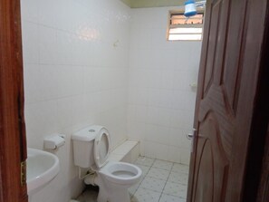 Habitación estándar doble | Baño | Ducha, zapatillas, toallas y jabón