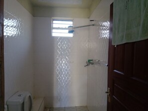 Habitación doble estándar | Baño | Regadera, pantuflas, toallas, jabón