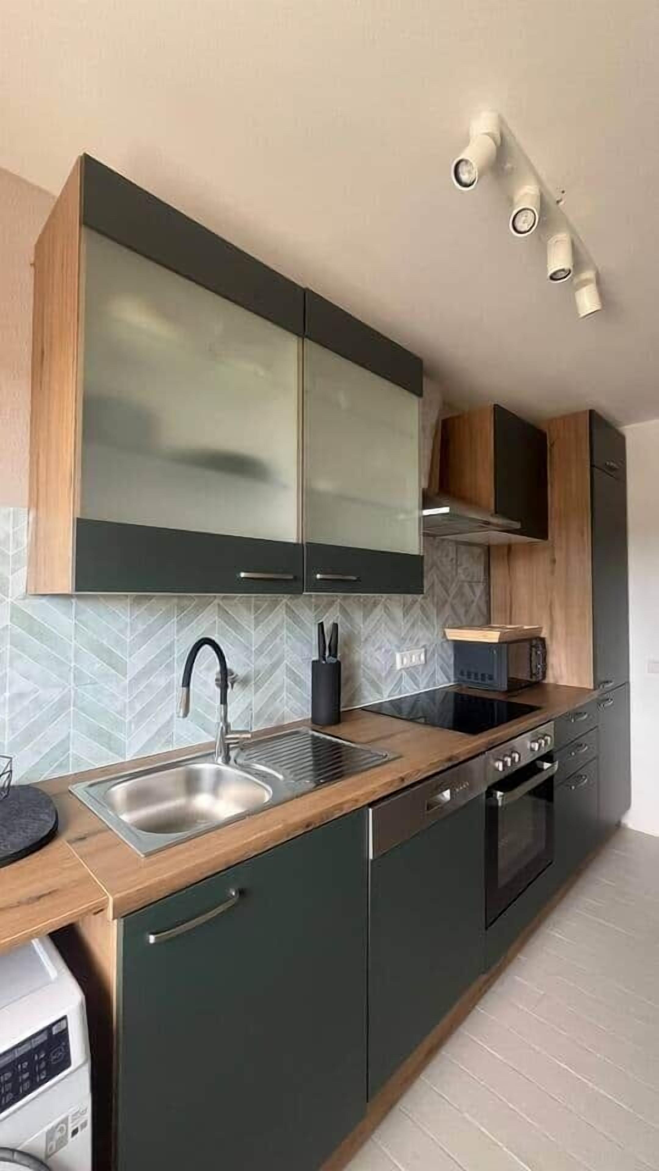 Kühlschrank, Mikrowelle, Ofen, Herdplatte