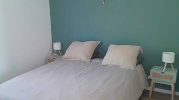 1 chambre, bureau, fer et planche Ă repasser, lit parapluie