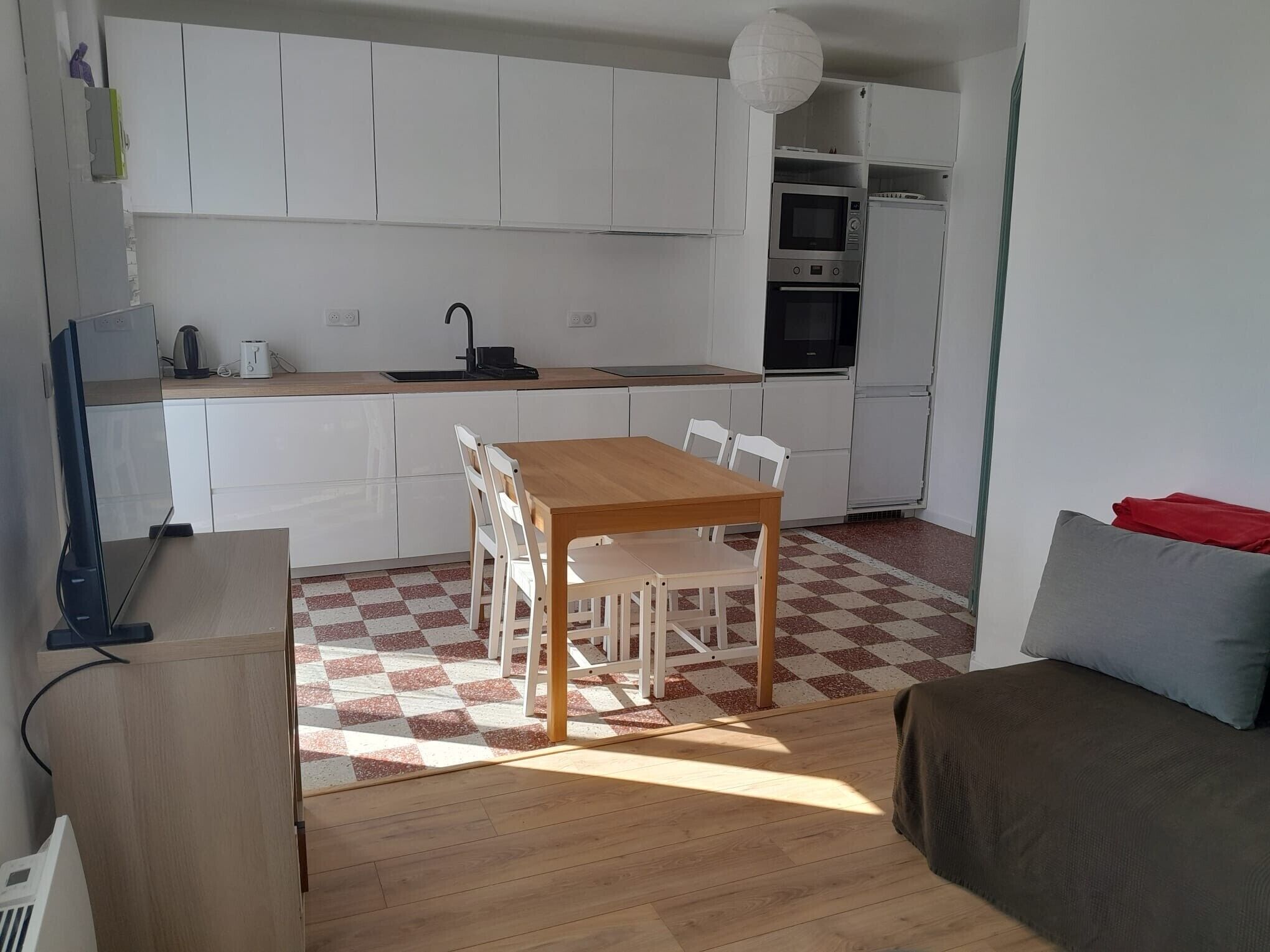 TV connectée, lecteur de DVD, livres