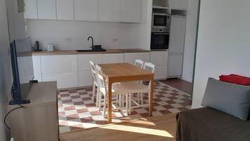 TV connectée, lecteur de DVD, livres