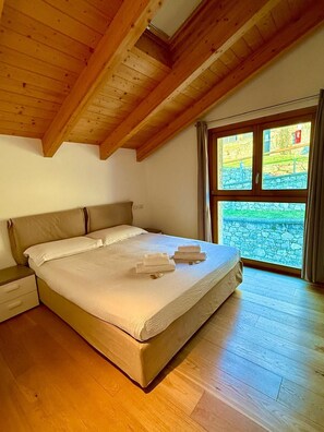 2 bedrooms, iron/ironing board, Internet