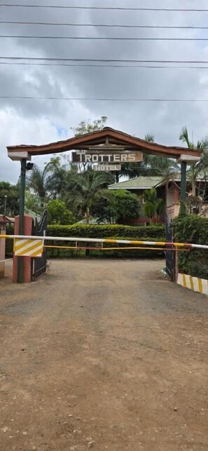 Vista frontal de la propiedad