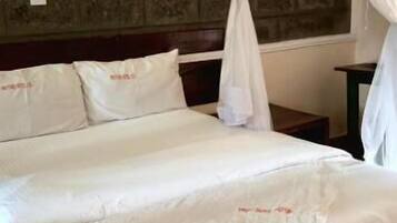 Habitación doble Deluxe, vista al jardín | Escritorio y espacio para trabajar con laptop