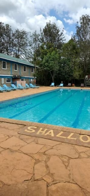 Outdoor pool - Trotters Hotel (Kabati)