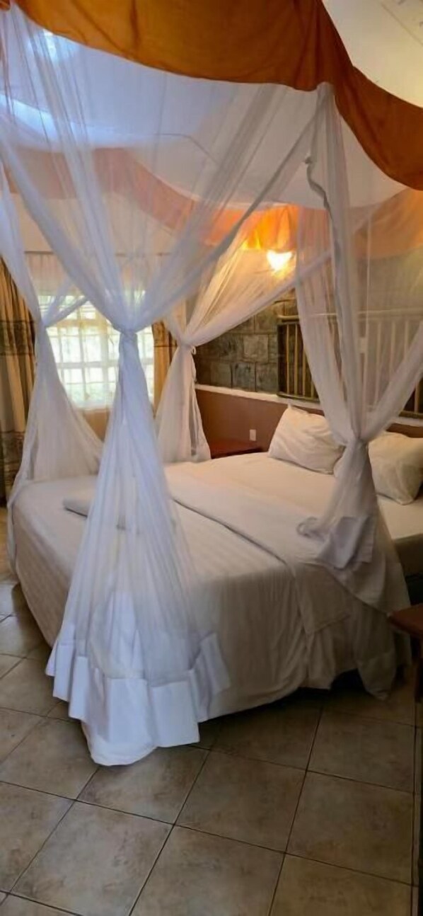 Habitación doble Deluxe, vista al jardín | Escritorio y espacio para trabajar con laptop