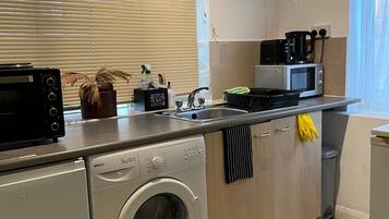 Geladeira, micro-ondas, fogão, chaleira elétrica