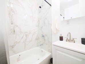 Secadora de cabello, toallas, jabón, papel de baño 