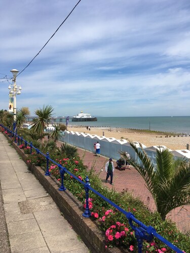 A HUGE 4-bed apartment in Eastbourne, moments from the pier and seafront!