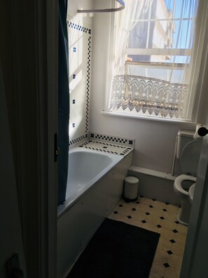 Shower, hair dryer, towels - A HUGE 4-bed apartment in Eastbourne, moments from the pier and seafront! (Eastbourne)