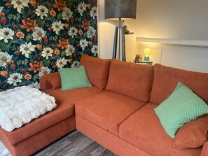 TV - Cozy rental on 2nd floor with pool near the zoo (La Flèche)