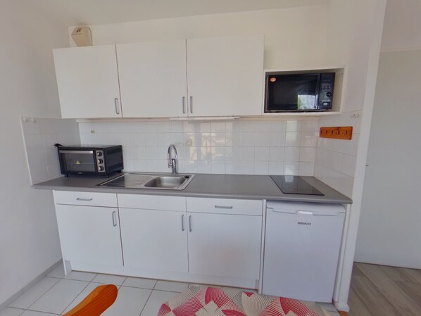 Microwave, oven, stovetop, coffee/tea maker