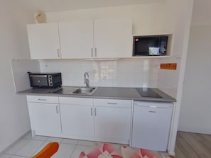 Microwave, oven, stovetop, coffee/tea maker