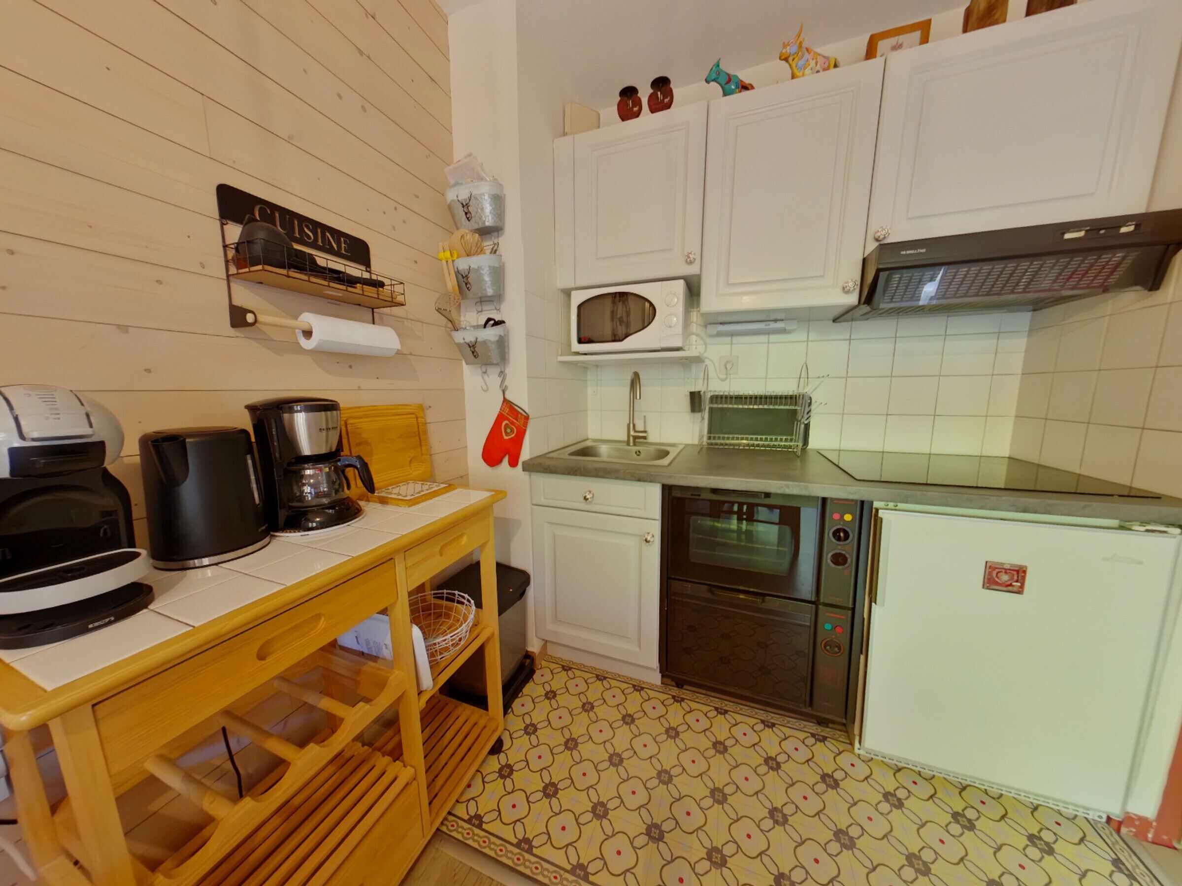 Micro-ondes, four, plaque de cuisson, cafetière/bouilloire