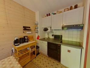 Microwave, oven, stovetop, coffee/tea maker