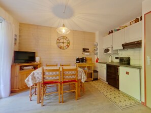 Fridge, microwave, oven, stovetop - Calm central apartment with terrace - 4 people (Les Rousses)