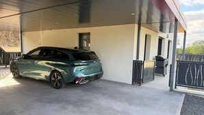 Ein modernes Gebäude mit überdachtem Parkplatz.