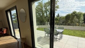 Ein modernes Interieur mit einer großen Schiebeglas-Tür, die auf eine Außenpatio führt.