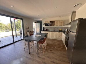 ثلاجة، ميكروويف، غسالة أطباق