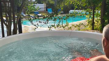 Outdoor spa tub