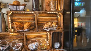 A breakfast buffet with various breads, pastries, and cheeses. - Unique Caravan with Private Nordic Bath in La Flèche (La Flèche)