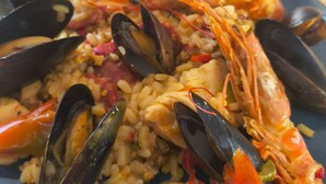 A seafood dish with mussels and shrimp on a plate. - Unique Caravan with Private Nordic Bath in La Flèche (La Flèche)