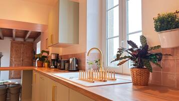 Een koelkast, een microgolfoven, een vaatwasser