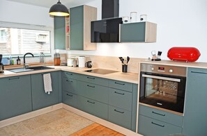 Kühlschrank, Ofen, Geschirrspüler, Wasserkocher mit Kaffee-/Teezubehör