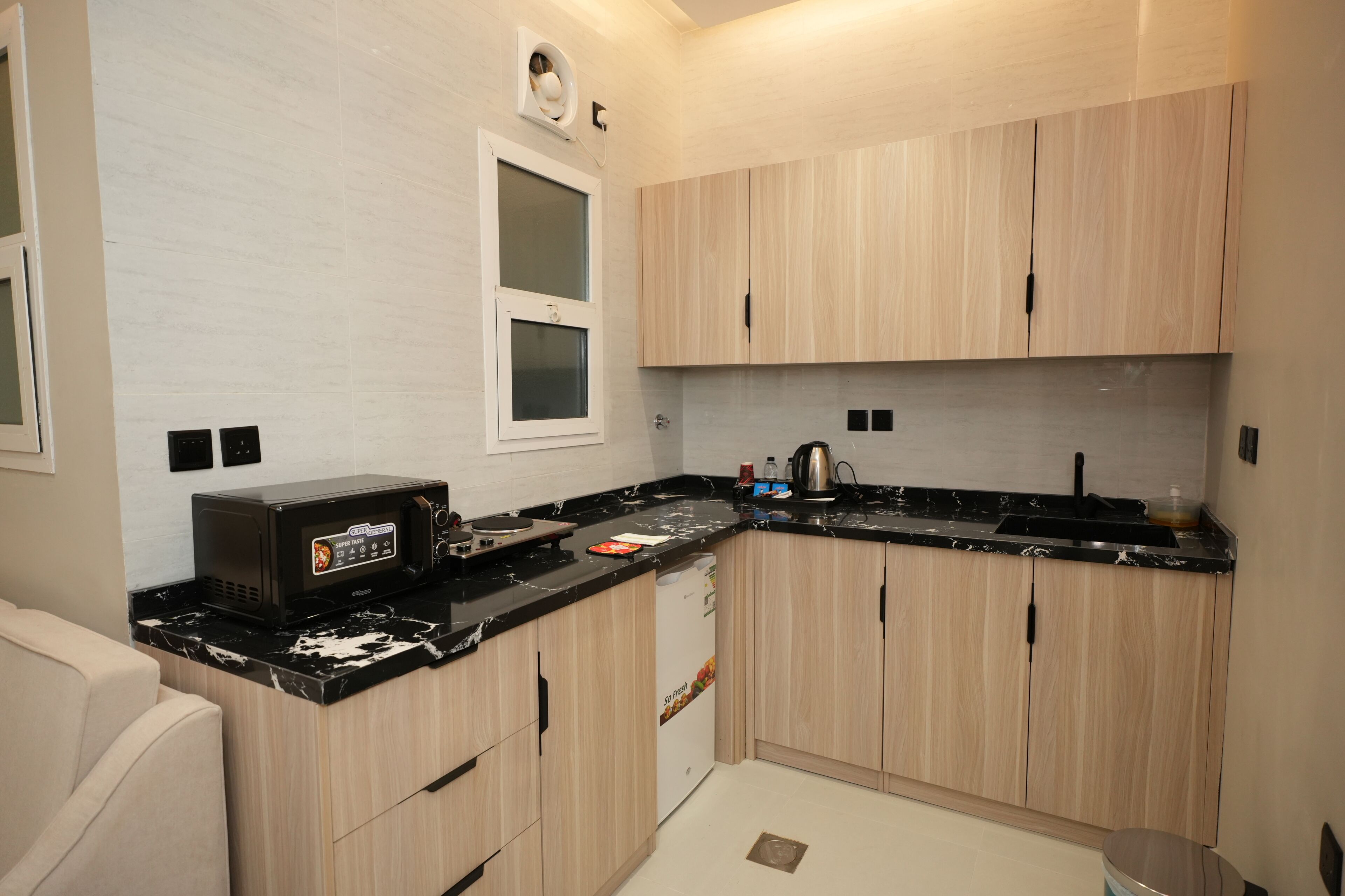 Family Suite | Private kitchen | Mini-fridge, microwave, stovetop, cookware/dishes/utensils