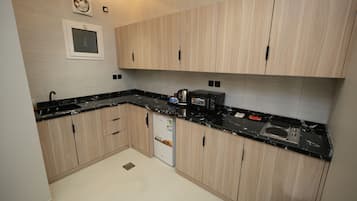 Junior Suite, City View | Private kitchen