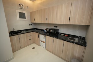 Junior Suite, City View | Private kitchen | Mini-fridge, microwave, stovetop, cookware/dishes/utensils
