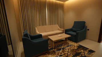 Junior Triple Room, City View | Living area