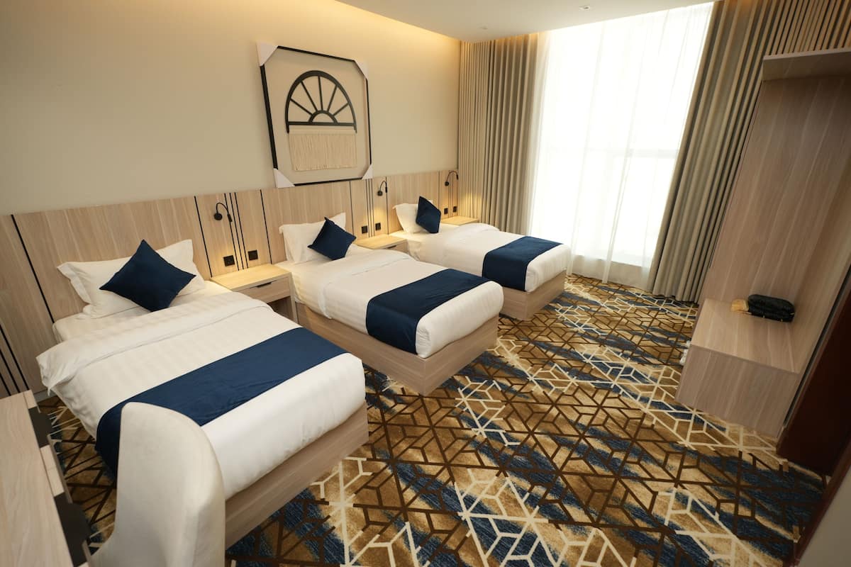 Kolmen hengen junior-huone, kaupunkinäköala | Tallelokero huoneessa, pimennysverhot, silitysrauta/-lauta