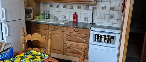 Frigorífico, microondas, horno y lavavajillas