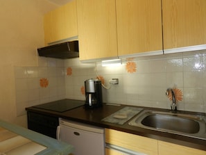 Coffee/tea maker, fridge, microwave, oven - 2-room apartment, south terrace, parking, Bormes-les-Mimosas (Bormes-les-Mimosas)