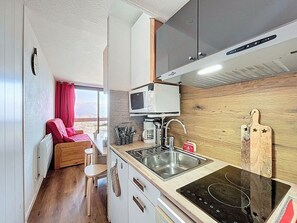 Jääkaappi, liesi, astianpesukone, kahvin-/teenkeitin