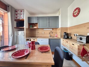 Geladeira, micro-ondas, cooktop, lava-louças