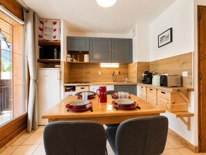 Wasserkocher mit Kaffee-/Teezubehör, Kühlschrank, Mikrowelle, Herdplatte