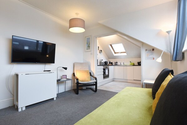 2 bedrooms, desk, iron/ironing board, WiFi
