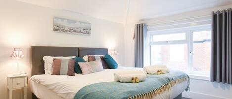 2 bedrooms, desk, iron/ironing board, WiFi