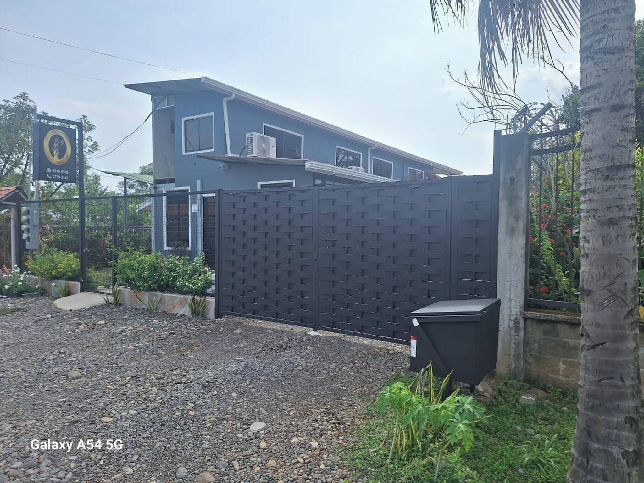 Departamento, 1 habitación, patio, vista al jardín | Vista frontal de la propiedad