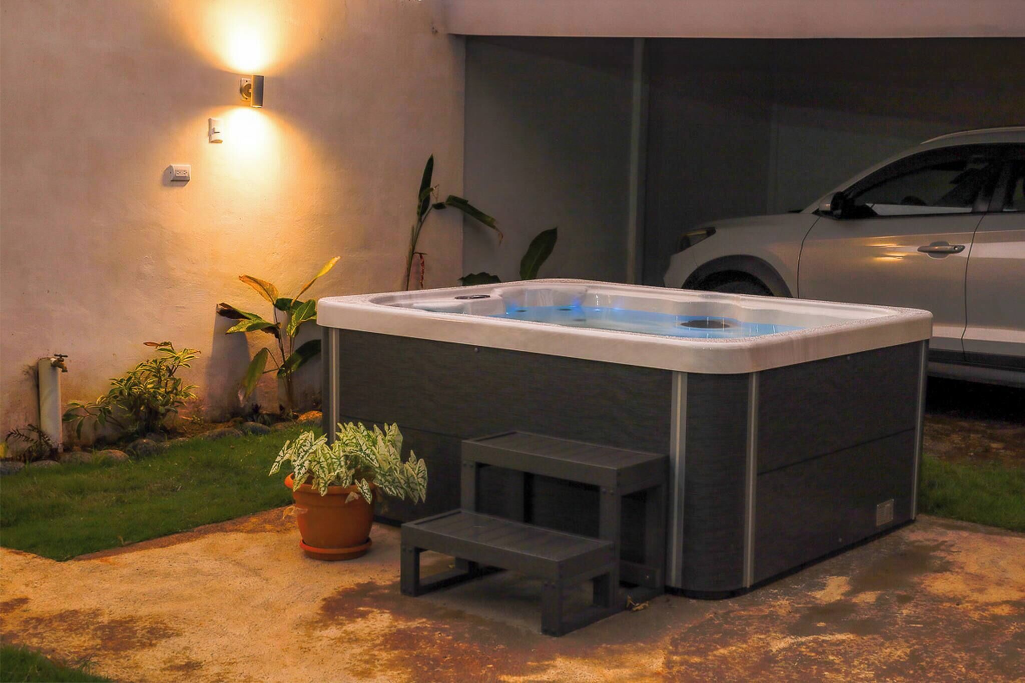 Outdoor spa tub