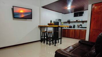 Appartamento, 1 camera da letto, patio, vista giardino | Servizio della camera