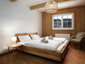 5 bedrooms, travel cot, WiFi, bed sheets